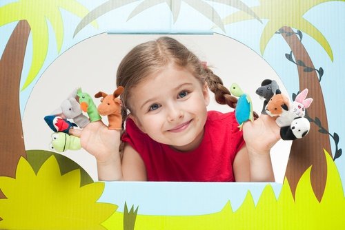 아기가 말하기를 배울 수 있도록 돕는 활동 인형 놀이