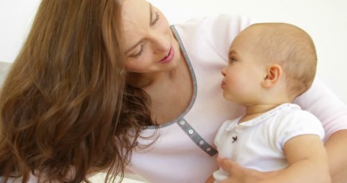 아이를 안고 있는 사진