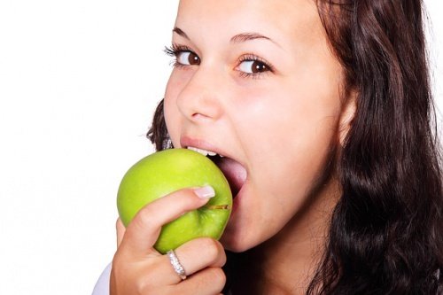 사과를 먹는 여자