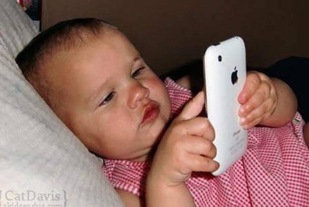 스마트폰이 어린 아기에게 미치는 영향