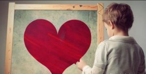 아이가 빨간 하트를 잡고있는 뒷모습