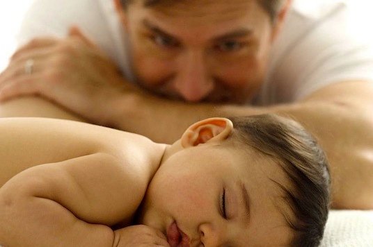 아이를 보는 아빠