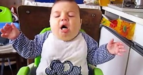 목에 무언가가 걸린 아기