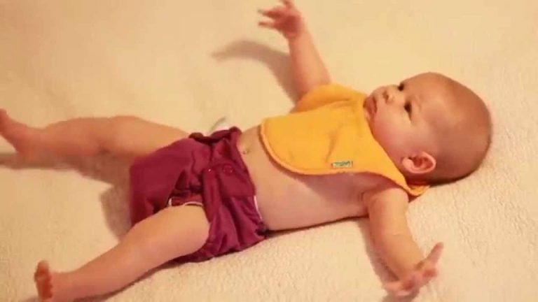 모로반사 침대에 누워있는 아이