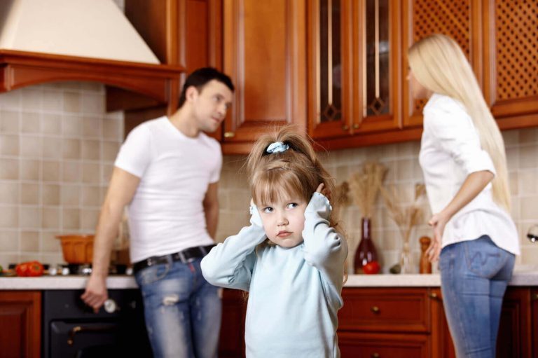 부모의 나쁜 기분은 아이의 감정 발달에 영향을 끼칠 수 있다