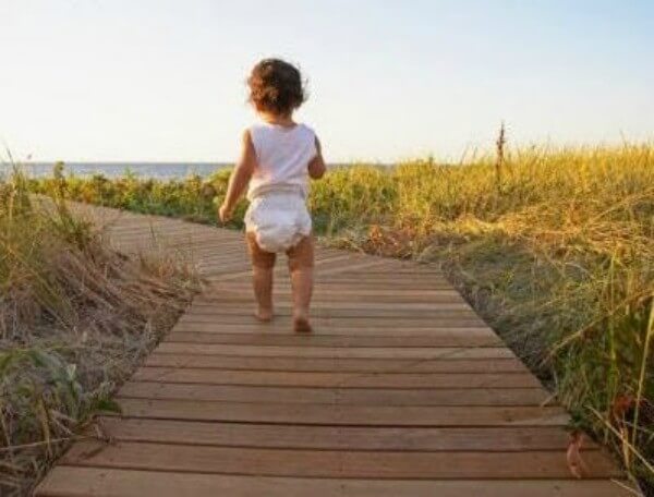 아기가 걷는 데 도움이 되는 3가지 연습