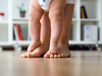 아기가 걷는 데 도움이 되는 3가지 연습 걸음마 연습