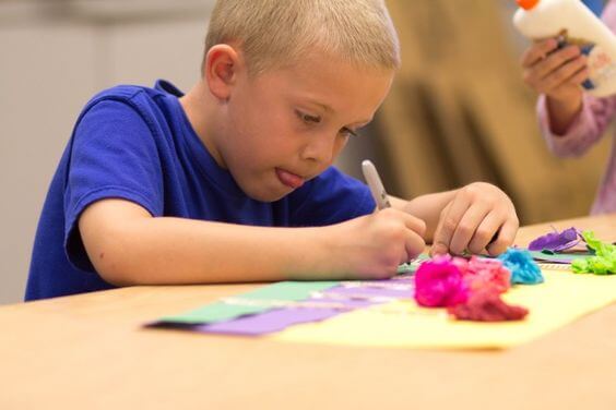 아이가 집중할 때 혀를 내미는 이유