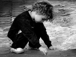 자폐증이 의심되는 아이의 행동