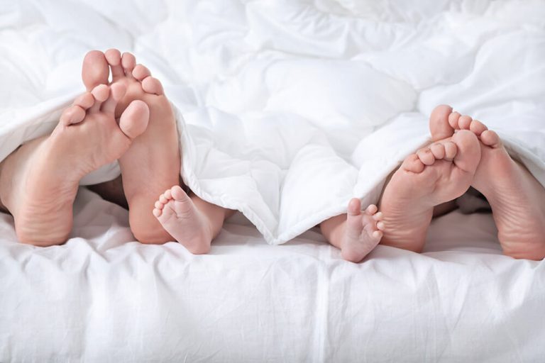 아기는 엄마 곁에서 자야 한다