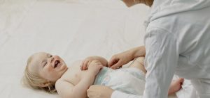 아기의 배를 간지럽히고 뽀뽀해주는 것의 효과