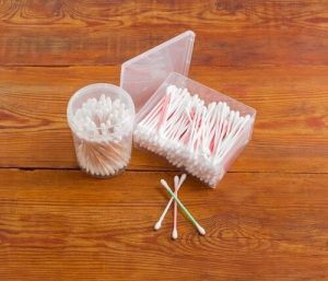 아이의 귀를 청소하는 방법