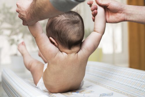 아기가 앉는 방법 가르치기