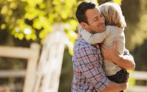 집을 나서기 전 아이에게 인사하는 방법