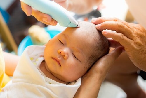 언제, 어떻게 처음으로 아기 머리를 깎아야 할까?