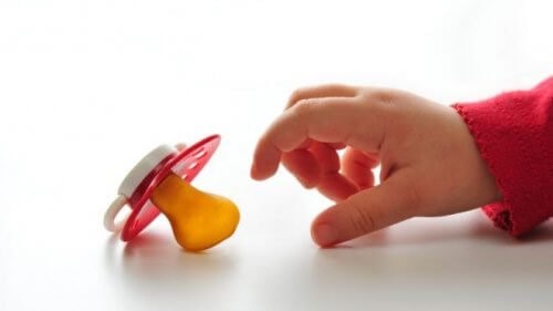 고무젖꼭지를 과도하게 사용하면 나타나는 결과