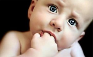 손가락 빨기는 아이의 건강에 좋을까?