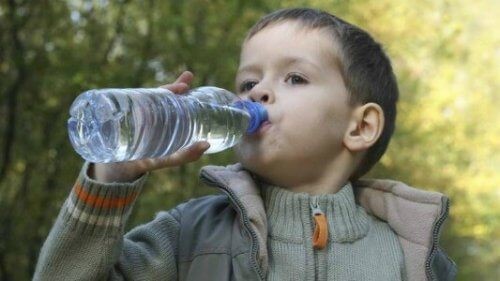 아기는 물을 언제부터 마셔야 할까?