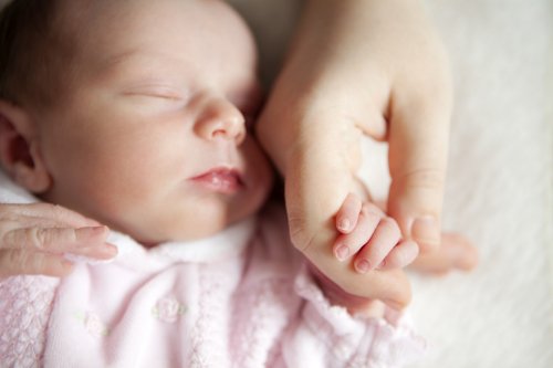 왜 아기를 다룰 때 손 씻기가 중요할까?