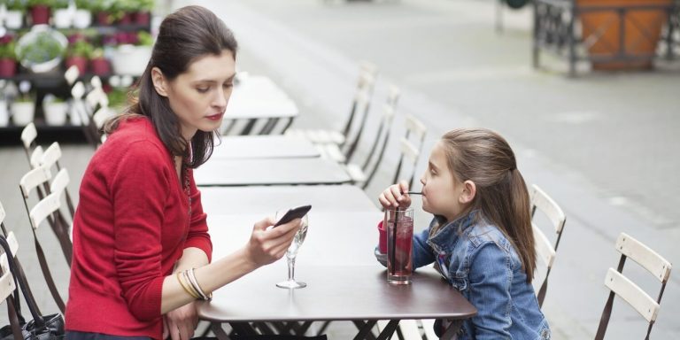 당신의 휴대폰 중독은 아이를 아프게 한다