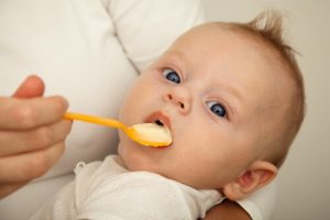 언제부터 어떻게 아기에게 고형식을 먹이기 시작할까?