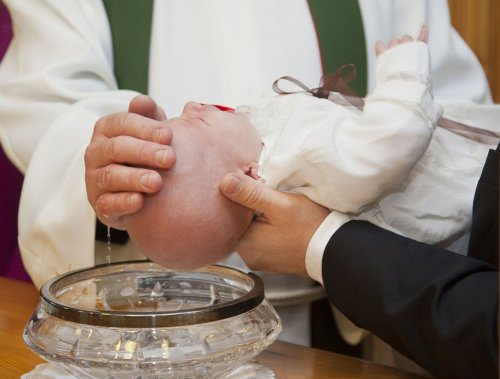 아기의 세례식을 준비하는 최고의 방법