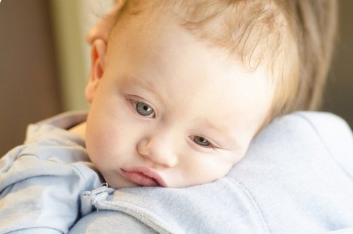 아기의 열을 내리는 간단한 방법 9가지