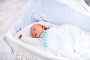자고 있는 아기를 깨워서 수유를 해야 할까?