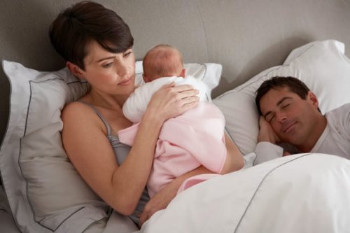 밤에 깨는 아기를 어떻게 재워야 할까?