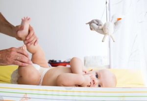 기저귀를 갈 때 아기를 진정시키는 방법