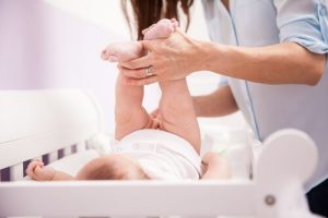 기저귀를 갈 때 아기를 진정시키는 방법