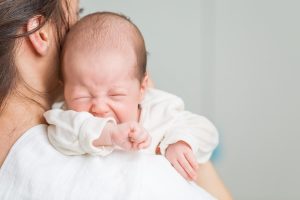 영아 산통을 겪는 아기를 진정시키는 방법