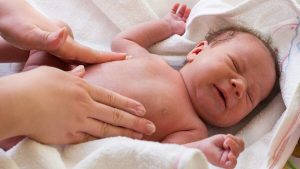 영아 산통을 겪는 아기를 진정시키는 방법
