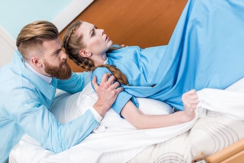 분만 시 자궁경부가 확장되는 동안 어떤 일이 일어나는가?