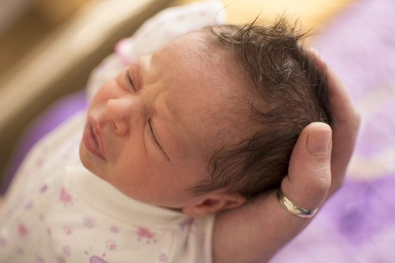 신생아의 기적: 갓 태어난 아기에 대한 5가지 신기한 사실