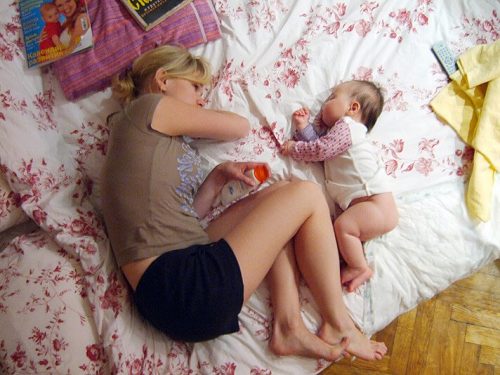 아기와 함께 자면 무엇이 좋고 나쁠까?