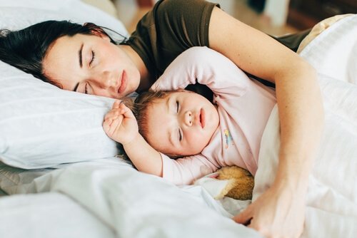 아기와 함께 자면 무엇이 좋고 나쁠까?