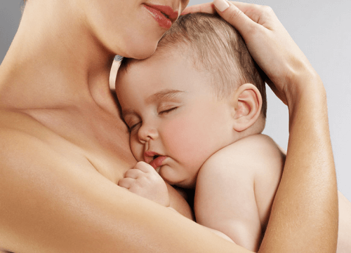 자고 있는 아기를 깨워서 수유를 해야 할까?