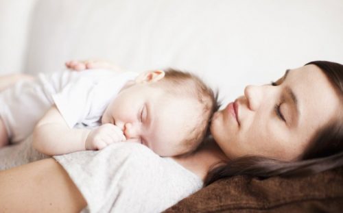 아기가 잠투정을 하는 이유 5가지