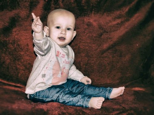 아기에게 몸짓 언어를 가르치기