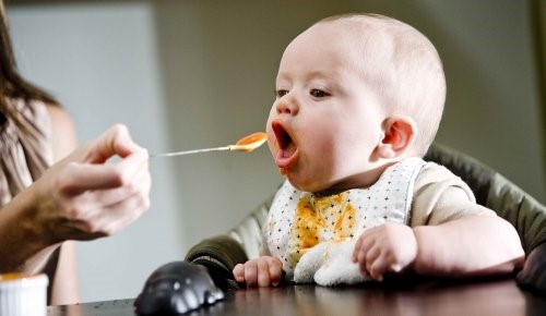 6개월 아기는 반고형식을 먹을 수 있다