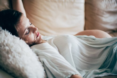 임신 중 필요한 휴식을 취할 수 있는 4가지 수면 자세