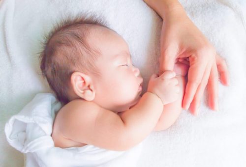 잠들지 않는 아기를 재우는 5가지 해결책