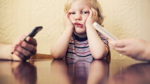 당신의 휴대폰 중독은 아이를 아프게 한다
