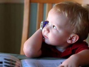 휴대폰 사용이 언어 지연을 일으킬 수 있다