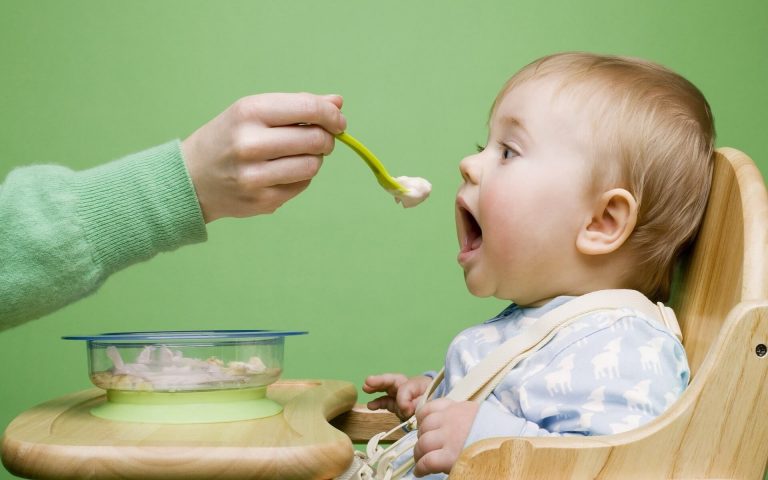아기가 음식과 긍정적인 관계를 유지하도록 돕는 방법