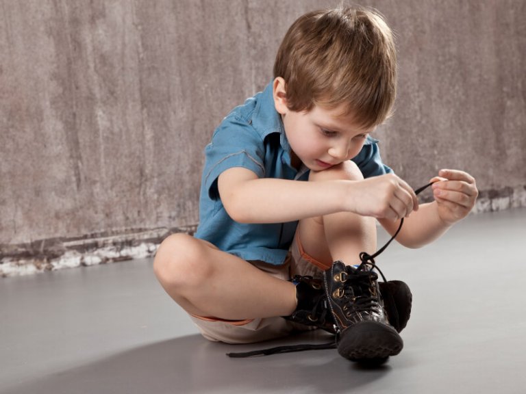 아이에게 신발 끈 묶는 방법을 가르쳐라