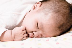 아기가 엎드려 자면 어떻게 해야 할까?