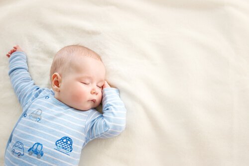 아기가 엎드려서 자면 어떻게 해야 할까?