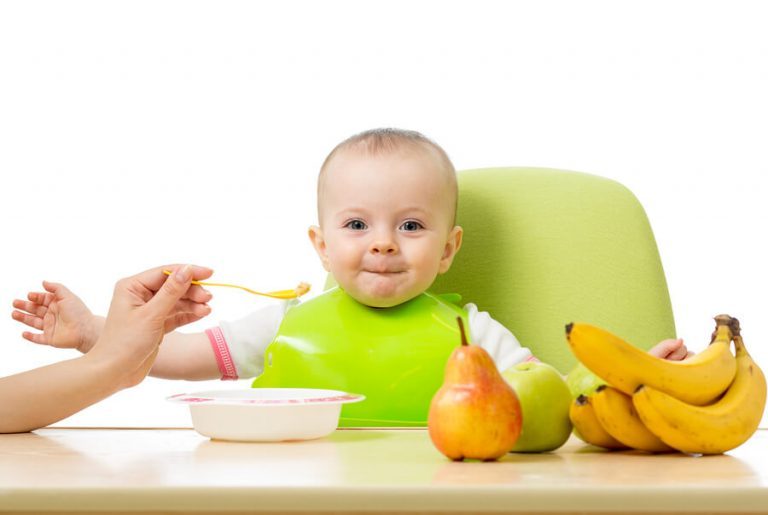 처음으로 아기에게 과일을 먹이는 방법